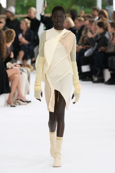 Look 10